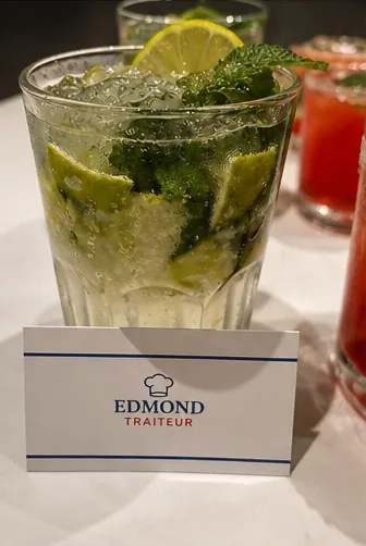 Mojito menthe et citron vert préparé par la barmaid Edmond Traiteur, avec carte de visite de la maison